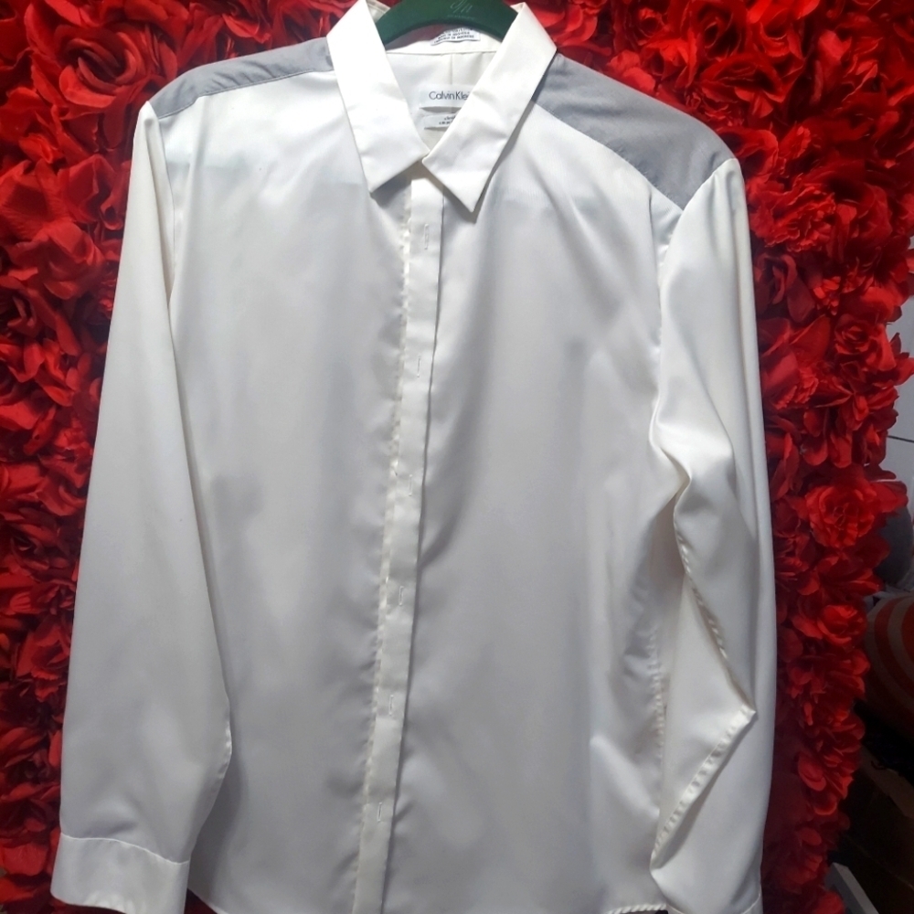 Calvin Klen Men's Size Medium Classic Fit Dress Shirt with gray detail